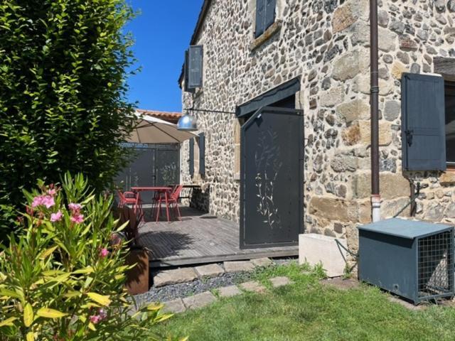 Domaine Des Pierres D Auvergne Flat Exterior photo